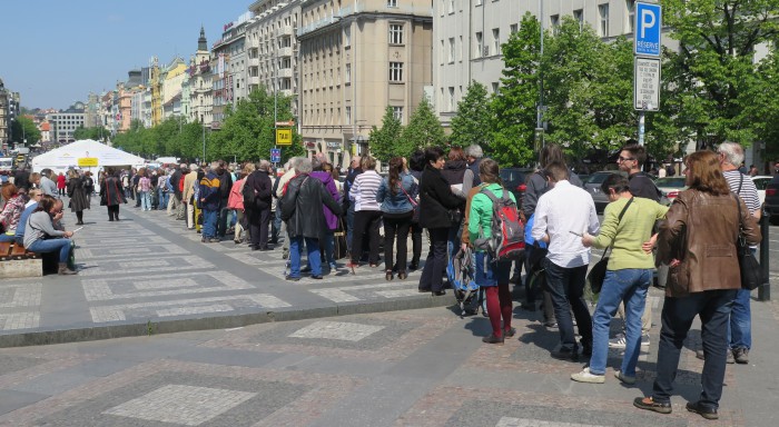 Stan proti melanomu bude dnes od 10. do 18. hodin na Václavském náměstí, 9. května v Brně na náměstí Svobody a 10. května v Ostravě v Avion Shopping Parku. Akce cílí na pacienty, kteří mají strach z ordinace lékařů – a podle včerejšího zájmu jich rozhodně není málo. V poledne čekaly ve frontě na vyšetření stovky lidí.  Foto: MK