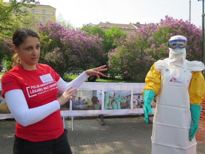 Nosit ochranné oděvy do zóny, kde se nacházejí pacienti s ebolou, je extrémně náročné. Například v Sieře Leone bylo v době epidemie kolem 35 stupňů, teploměr ve stanu se ale vyšplhá ještě výše. „Za dvacet minut jste úplně promočení a za čtyřicet minut ani nevidíte přes brýle kvůli kondenzaci. Zdravotníci tak mohli být uvnitř maximálně hodinu, hodinu a půl,“ uvádí spolupracovnice Lékařů bez hranic Reena Sattar s tím, že na ebolových misích byla právě proto velká potřeba zdravotníků.  Foto: MK